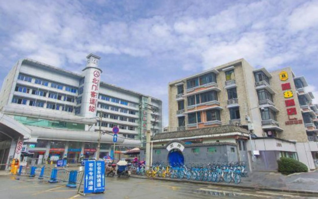 Super 8 Hotel (Liangjiaxiang Subway Station)