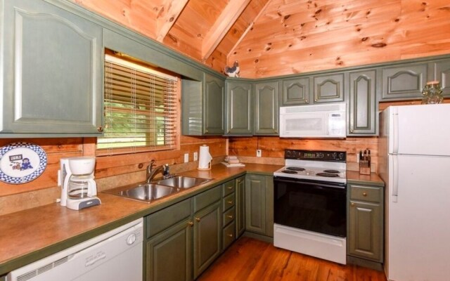 Creekside 2 Bedroom Cabin by RedAwning