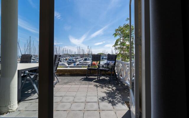 Luxury apartment overlooking the marina for 10 people
