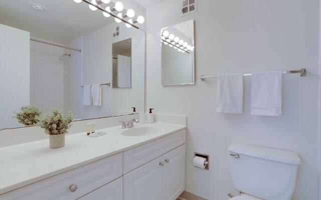 Sensational & Modern apt in Crystal City