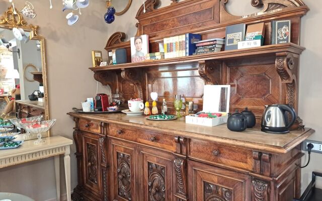 051 Room & Breakfast