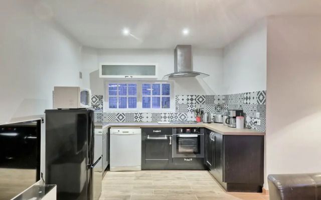 Tamaris Corner House