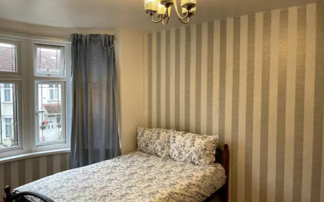 Modern 5 Bedroom Family House - 18 Mins to Station