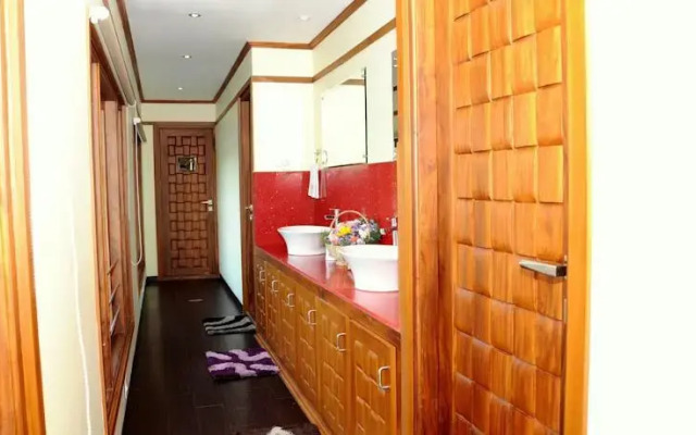 Lavender Luxury Houseboat