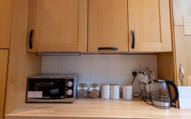 Captivating 5-bed House in Liverpool With Parking