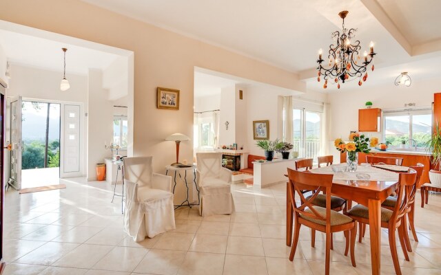 Light Filled Spacious Private Villa with Pool