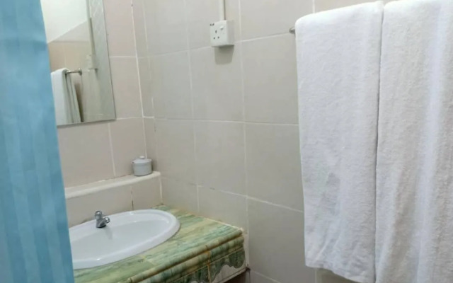 OYO 90675 Holiday View Inn