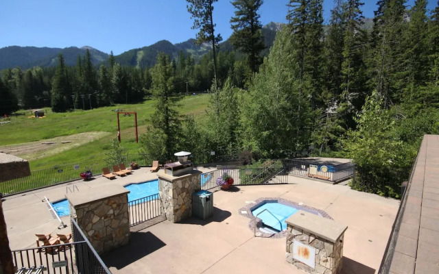 Snow Creek Lodge by Fernie Lodging Co