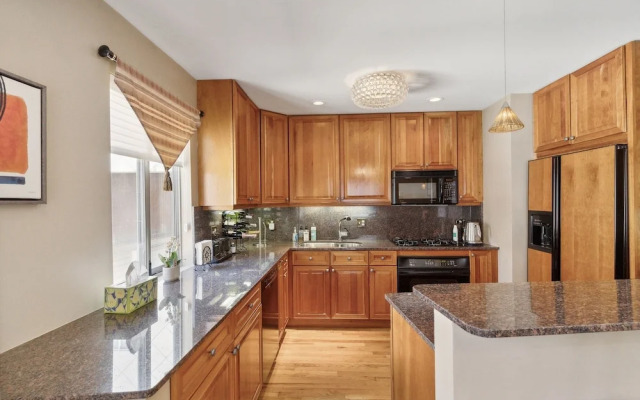 Family-Friendly South Loop Escape by RedAwning