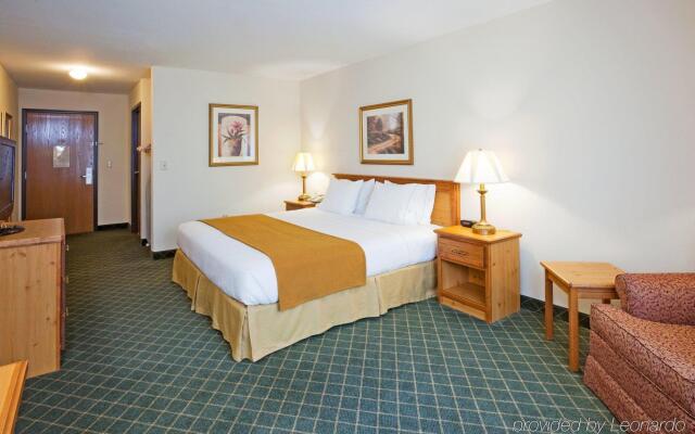 Holiday Inn Express Hotel & Suites Chanhassen, an IHG Hotel