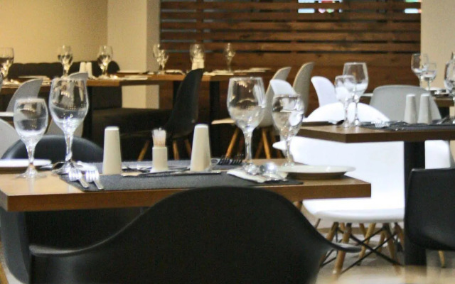 Отель Amphitryon City