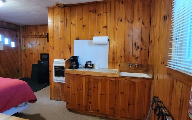 Two Rivers Motel and Cabins