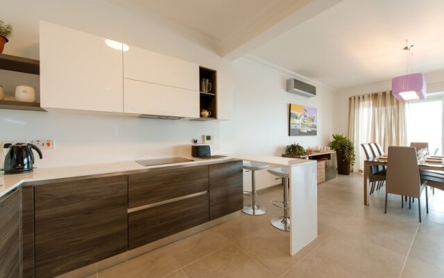Seafront Luxury Apartment, Pool and Great Location