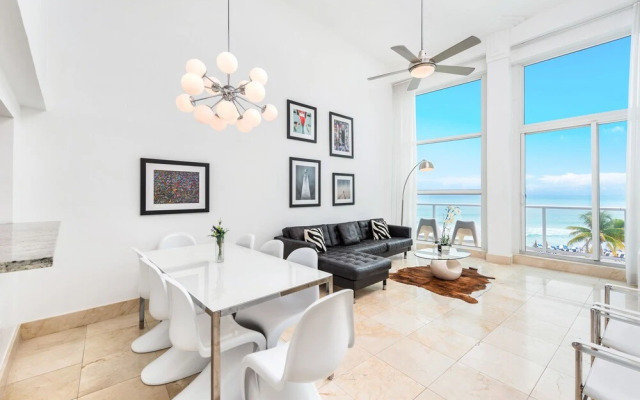 Private Residence at Castle Beach by LRMB