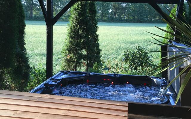 Alluring Holiday Home in Reutum-Weerselo with Hot Tub