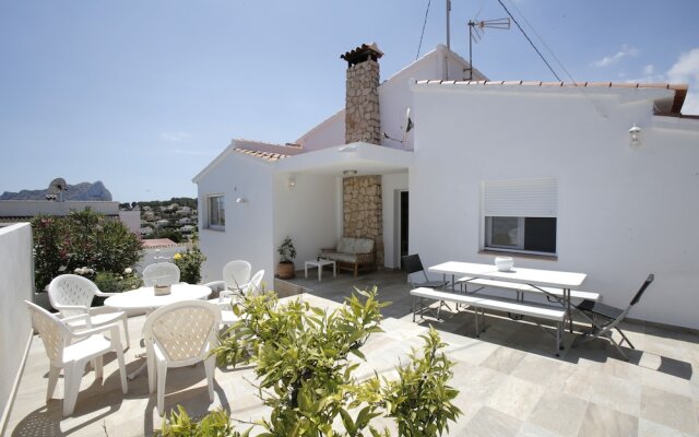 Private Family Retreat With Pool Short Walk to the Sea