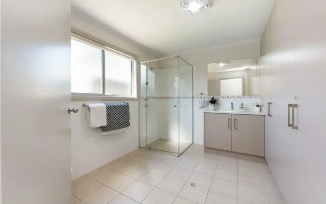 Spacious 3-bed Ground Level Beachside Stay