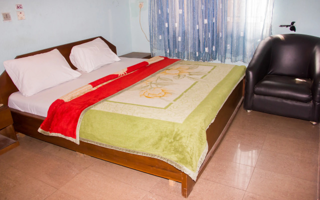 Creme Suites & Hotel