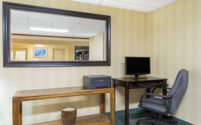 Super 8 by Wyndham Bentonville