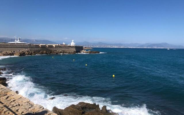 Vieil Antibes, ravissant 2p avec petite terrasse