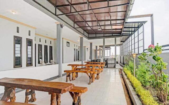 OYO 90396 The Halona Villa Batu