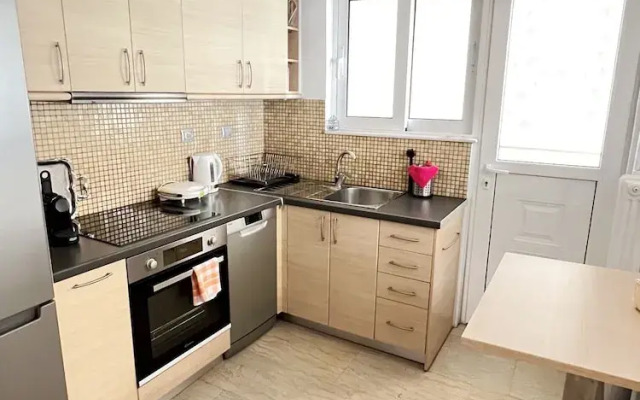 Peaceful Apartment by Flisvos Marina