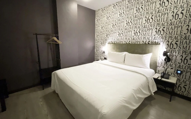 CHECK inn Taichung Ziyou