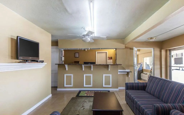 Days Inn By Wyndham Calhoun Ga I-75 And Us-41