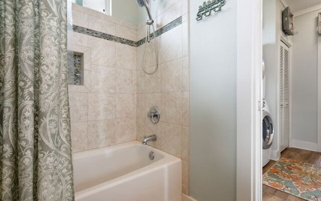 #justawavin' 3 Bedroom Home by RedAwning