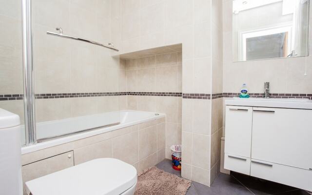 Beautiful 4 Bedroom House in South Kensington