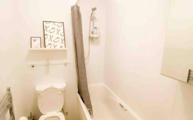 Entire Stylish 1 Bedroom Flat with Free Parking
