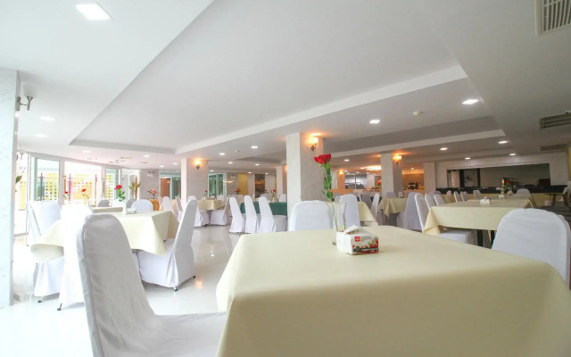 Convenient Grand Hotel (SHA Extra Plus)