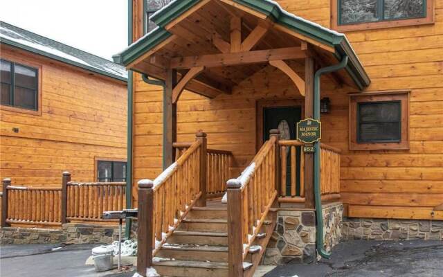 Majestic Manor - Three Bedroom Cabin
