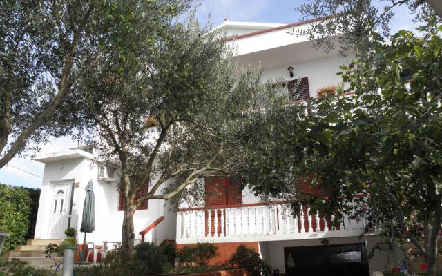 Pere - Parking and Barbecue - A1