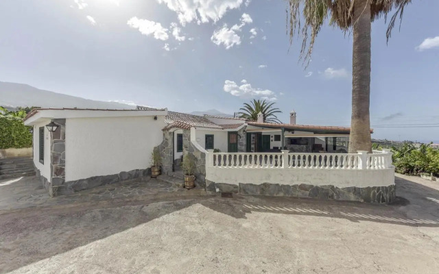 Rural House Los Orovales with Terrace and Parking