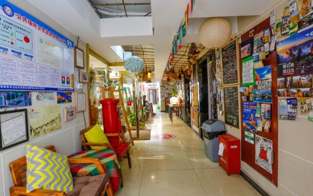 Bajie Youth Hostel(Tianmenshan Train Station)