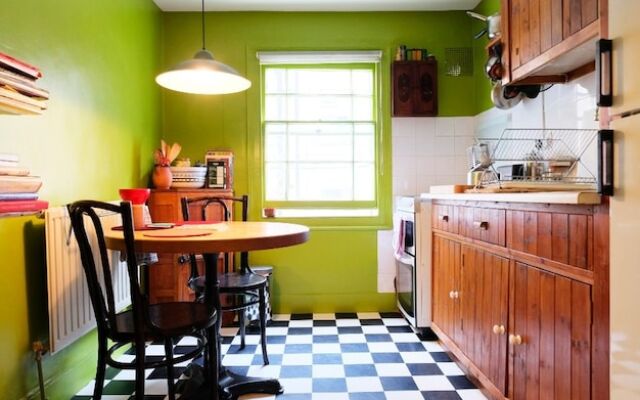 Lovely & Central Garden Flat in Victoria