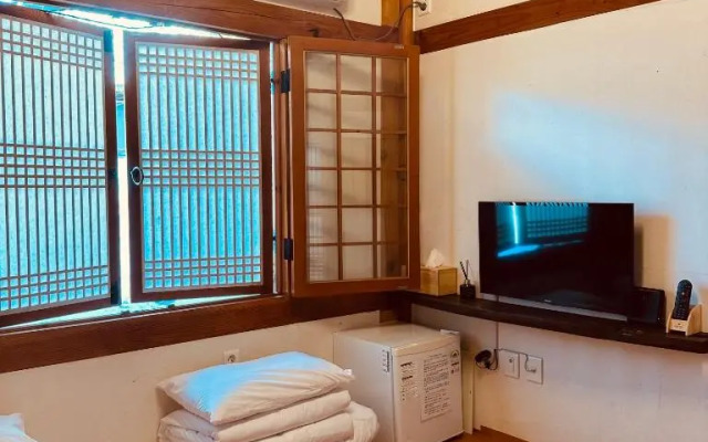 Jeonju Hanok Maeul Deoksugoong