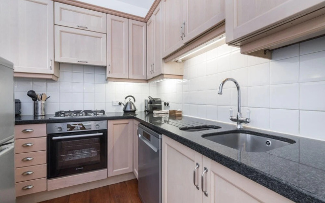 1BR Duplex Apartment 10 min From Regents Park