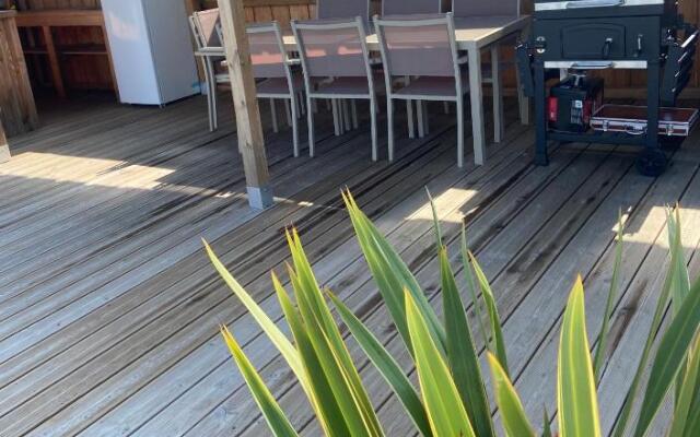 Maison avec sa grande terrasse ensoleillée