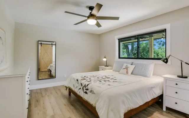 Charming Ranch Home Near Dell With Cocktail Pool