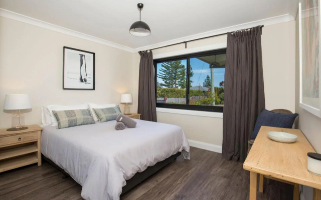 Seaview - Pet Friendly with Stunning Views - 1 Min to Beach