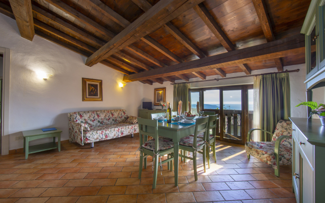Liano Violetta -view Lake & Parking