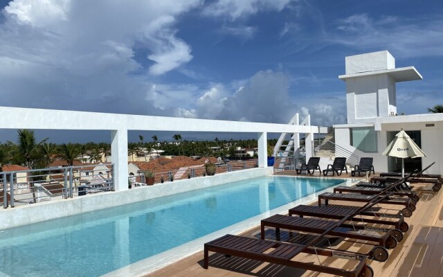 Aventura Deluxe Suites Rooftop Pool