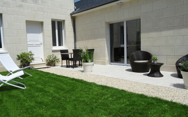 Luxury Holiday Home with Lawn in Beaumont-En-Véron Near Chinon