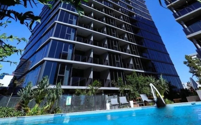 Stylist 2 Bedrooms Apartment With Pool/gym/parking