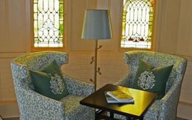 Colonial Terrace Inn by the Sea