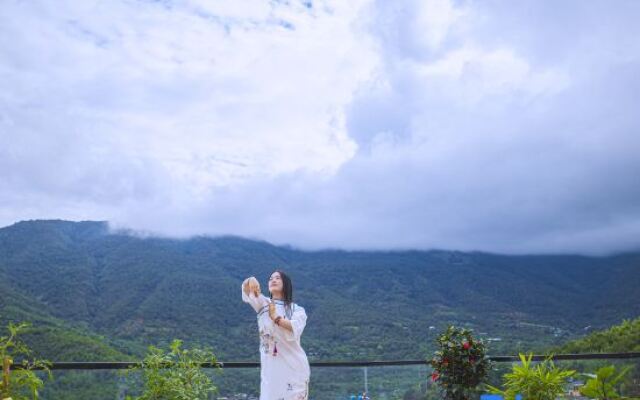 Binchuan chicken foot mountain sit forget one courtyard