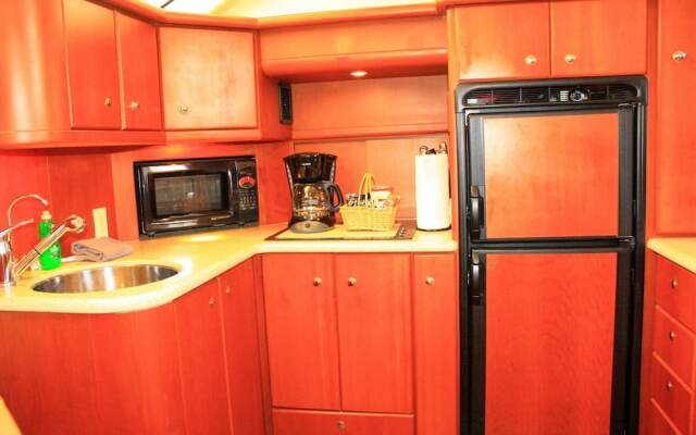 Dockside Boat & Bed Long Beach