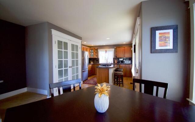 Walkable OTS Mid Century Condo-Pool